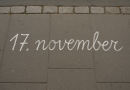 Chalk writing "17. november" on sidewalk.