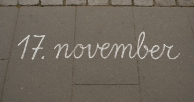 Chalk writing "17. november" on sidewalk.